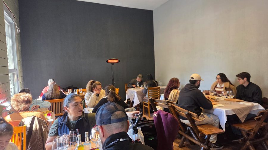 Mesas del salón junto a los ventanales